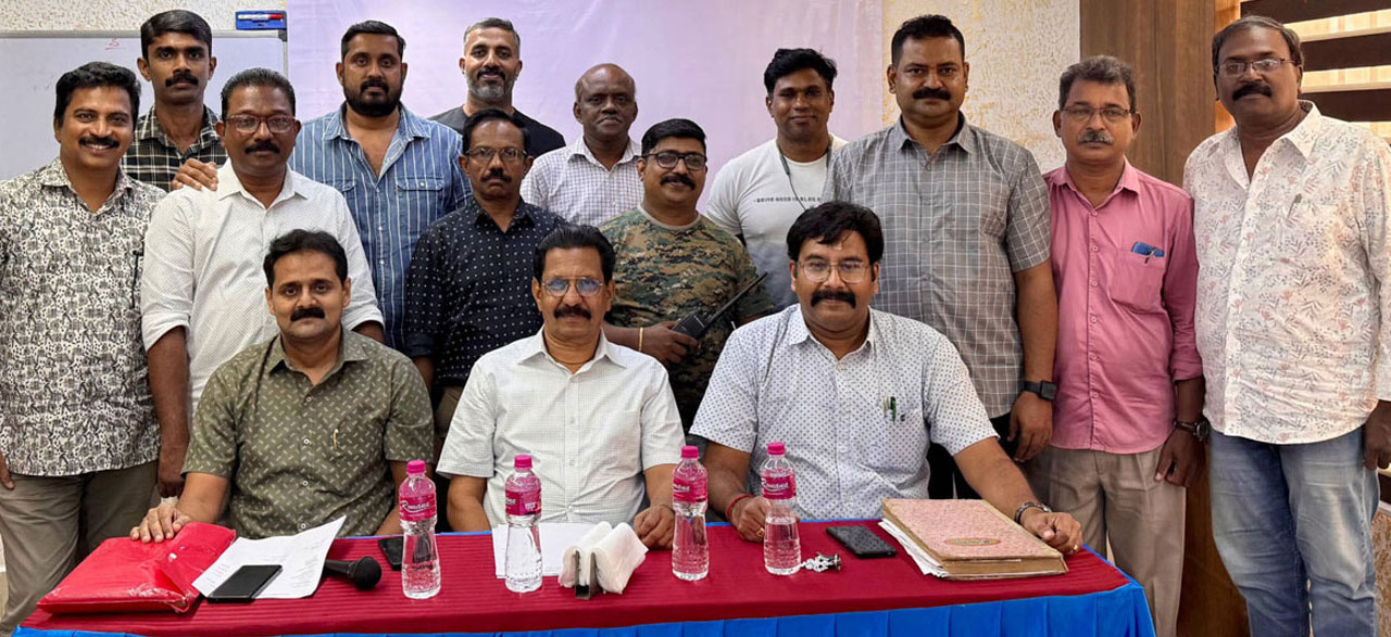 Onam celebration @ Sree Janardhana Residency, Kollam. Left top to right bottom: VU3NQC, VU3IXW, VU3VBN, VU3FPG, \nVU33BR, VU3MZY, VU2BVD, VU3JIU, VU3BWN, VU2AOU, VU3NQB VU3DWJ, VU3BWK, VU2SFU, VU2IDB
